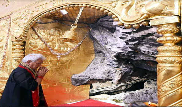 J&K LG pays obeisance at Mata Vaishno Devi Shrine