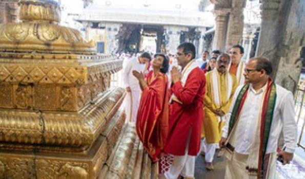 CJI  offers prayer in Tirumala Srivari temple