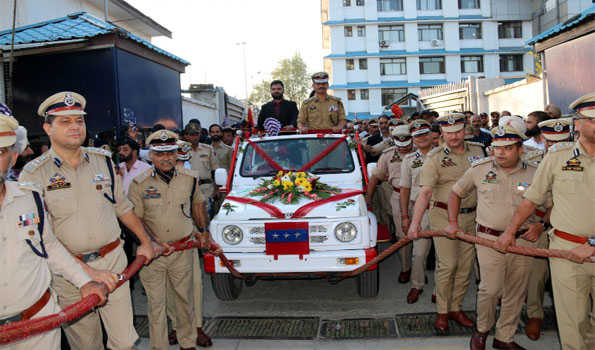 J&K: Police give warm send-off to outgoing DGP