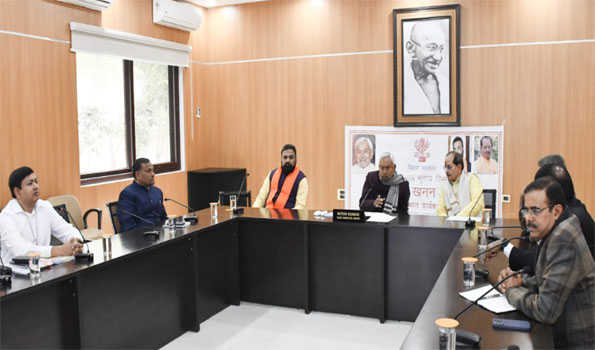 Nitish rewards 24 persons for providing inputs about sand mafias and illegal mining