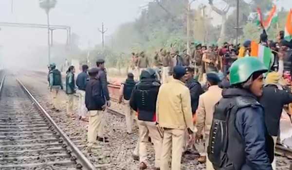 Chakka jam in support of BPSC agitation in Bihar, supporters demonstrate at railway tracks