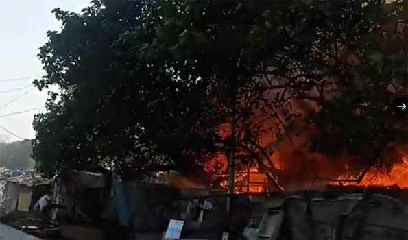 Massive fire breaks out in Mumbai