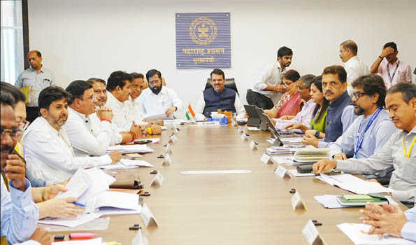 Prepare plan to provide benefits of central, state schemes to unorganised workers: CM Fadnavis