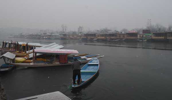 Cold condition intensifies as night temperature plummets in Kashmir