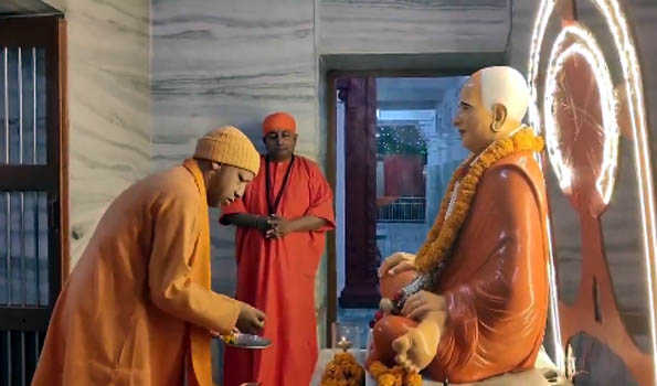 Yogi offers Khichdi to Guru Gorakhnath on Makar Sankranti