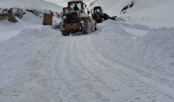 Heavy snowfalls block major highway linking Kabul to N. Afghanistan