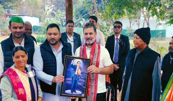 Bihar: Rahul calls on Lalu Prasad, Rabri Devi at their residence in Patna