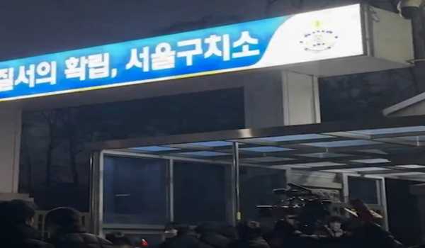 Vehicles carrying Prez Yoon arrive at constitutional court for impeachment trial