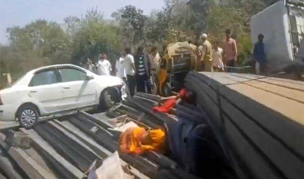 Four killed, three injured as iron poles fall on autorickshaws in Telangana