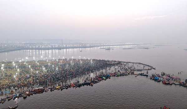 Foreign devotees take holy dip in Triveni Sangam on Basant Panchami