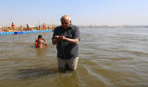 Gujarat CM takes holy dip at Sangam, and calls it a blessing