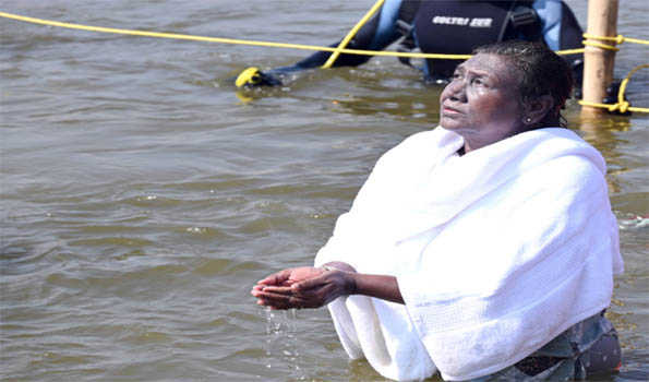 Prez Murmu takes  sacred dip in Maha Kumbh