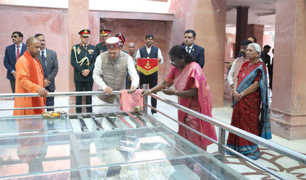 Prez visits Bade Hanuman Mandir, Akshaya Vat and Saraswati Koop