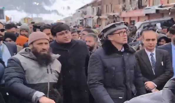 J&K CM visits Sonmarg to assesses fire damage, announces assistance