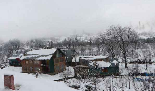 Higher reaches of Kashmir Valley receive fresh snowfall
