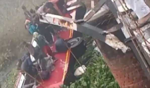 Pakistan: Eight killed as minivan plunges into drainage in Punjab