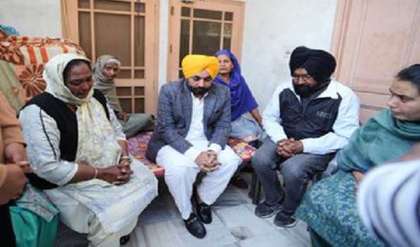 Punjab: CM hands over cheque worth Rs 1 cr to the family of Shaheed constable of SSF
