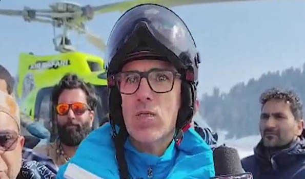 Omar inaugurates helicopter service for Heli-skiers at Gulmarg
