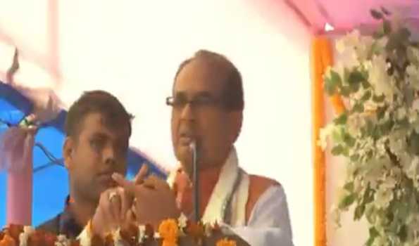 Shivraj asks scientists to develop thornless seeds of fox nut (Makhana)