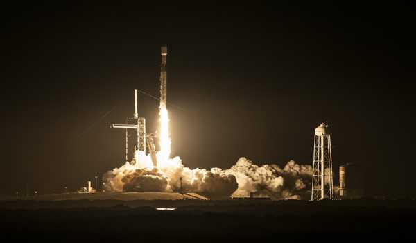 U.S. launches private lunar lander to deliver NASA science instruments