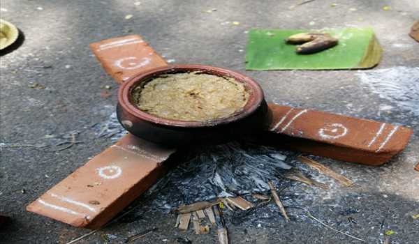 Several lakhs of women offer Pongala