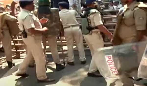 Violent protest by Opposition Cong & BJD members turns into battleground outside Odisha Assembly