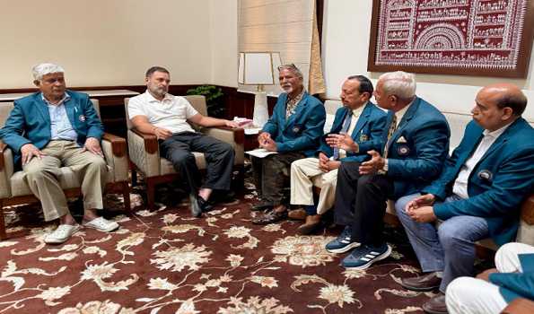 Rahul Gandhi meets retd CAPF personnel