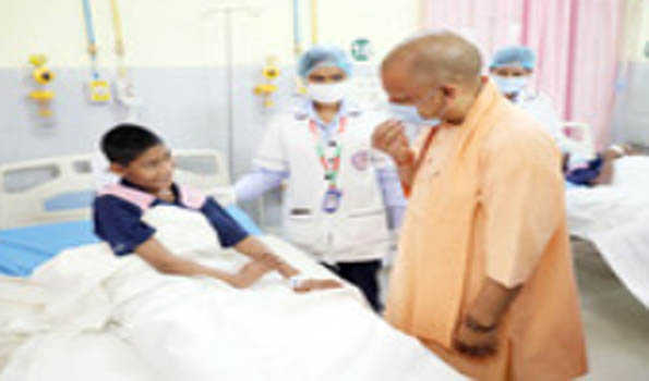 Yogi visits Hospital, inquires about children affected by food poisoning