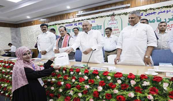 Nitesh distributes appointment letters among newly recruited Urdu translators