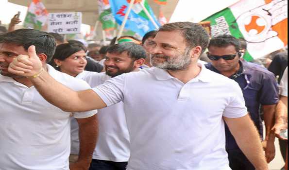 Rahul participates in "pad yatra" of Congress in Bihar