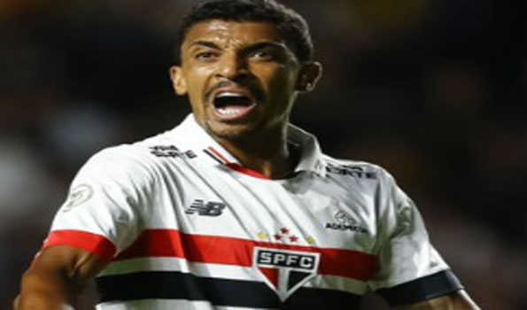 Ex-Brazil midfielder Luiz Gustavo released from hospital after blood clot