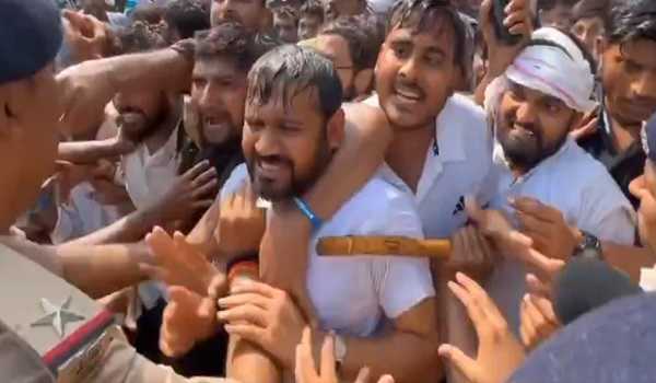 Police detain Congress leader Kanhaiya while marching towards CM