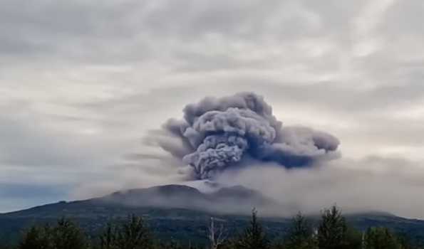Volcano erupts on Russia