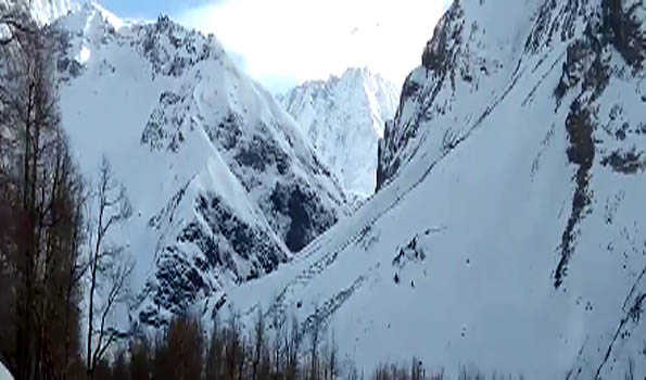 Fresh snowfall at HP higher reaches;tourists enjoying snowfall
