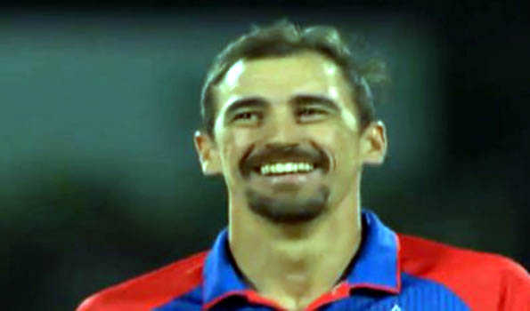 Saliva on white ball a myth, says Mitchell Starc