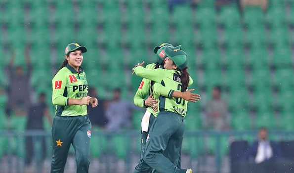 Pakistan into the World Cup, West Indies keep fighting