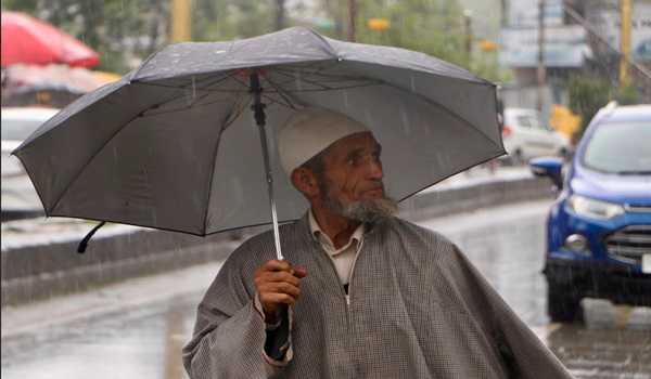 Heavy rains lash Kashmir, key roads closed