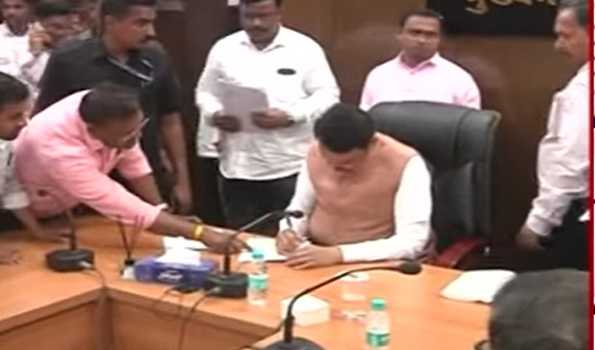 Maha: Fadnavis accepts 626 applications in CM's Janata Darbar