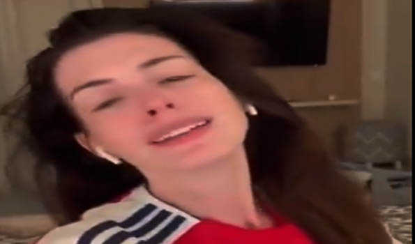 Hollywood star Anne Hathaway dreams a dream of Arsenal glory