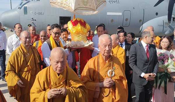 Vietnam welcomes Buddha's sacred relics, brought by India