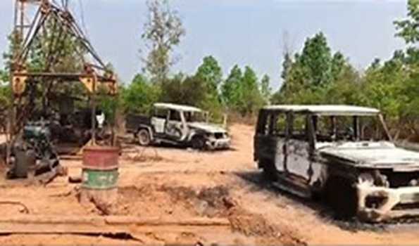 Jharkhand: Maoists set ablaze eight vehicles in Latehar