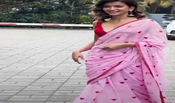 Kriti Kharbanda sizzles in blush pink saree, netizens go gaga