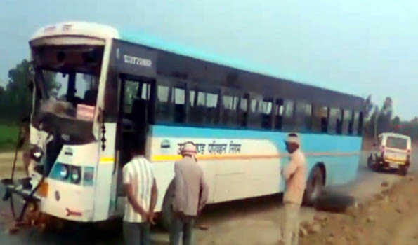 One killed, 13 injured as roadways bus rams into tractor trolley in UP