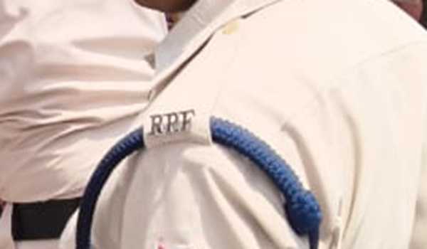 FIR against Mumbai RPF constable for assaulting passenger misbehaving with woman