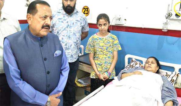 Jitendra enquires about injured patients admitted at Jammu GMC