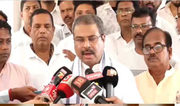 Pradhan slams Congress and BJD for denying SEBC students reservation in education