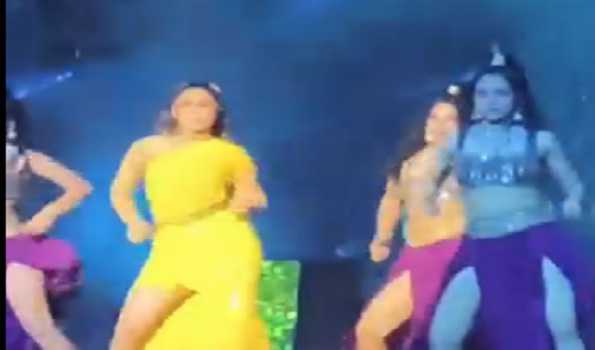 Rasha Thadani sets the stage ablaze with nostalgic rendition of mum Raveena's 'Tip Tip Barsa Pani'