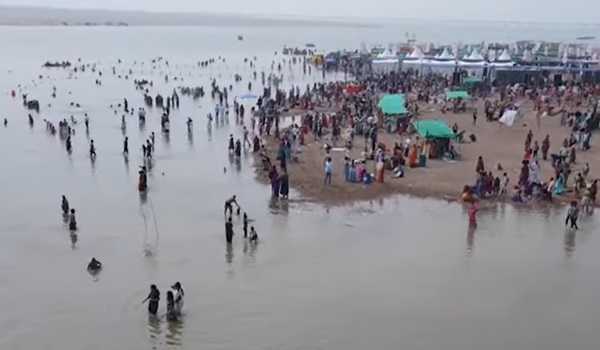 Devotees flock to Triveni Sangam on 6th day of Saraswati Pushkaralu, chant prayers and perform rituals