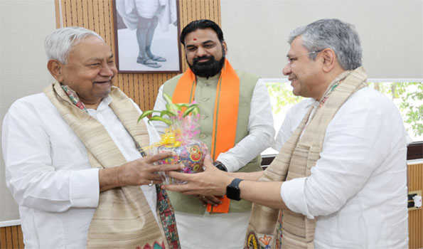 Railway Minister Ashwini Vaishnaw calls on Nitish Kumar in Patna