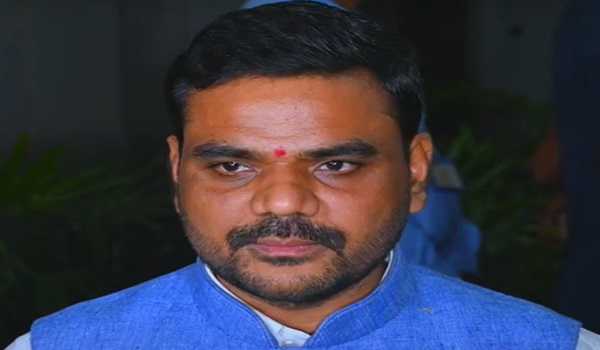 Odisha Minister asks officials to resolve land acquisition issues for IOCL projects